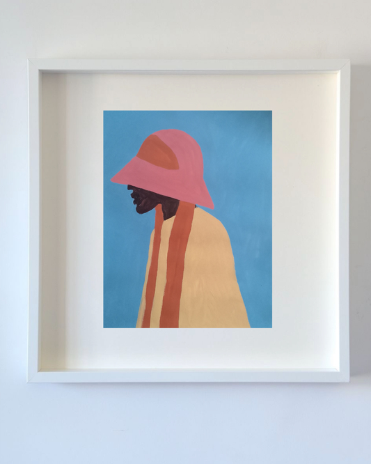 Mulher preta de chapéu rosa impressão emoldurada